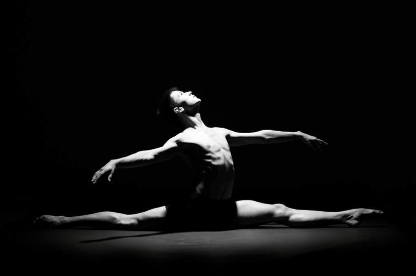 西方人,一个人,跳舞者,坐,伸展双臂,横图,室内,白天,侧面,跳舞,芭蕾,欧洲,欧洲人,仅一个男性,仅一个人,阴影,黑色背景,服装,光线,影子,注视,休闲装,仅一个年轻男性,衣服,观察,看,休闲服,劈叉,摄影,服饰,劈腿,影棚,观看,张开双腿,察看,关注,舞姿,展开双腿,芭蕾舞,男人,男性,年轻男性,白种人,舞蹈家,舞蹈演员,舞者,敞开双臂,伸开双臂,抬头,仰头,展开双肩,张开手臂,张开双臂,坐着,彩图,全身,影棚拍摄,拍摄,舞蹈,伸展双腿