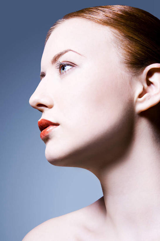 西方人,一个人,站,竖图,室内,特写,白天,侧面,欧洲,欧洲人,仅一个年轻女性,仅一个女性,仅一个人,阴影,服装,光线,影子,注视,休闲装,裸露,衣服,红色,唇彩,观察,看,站着,休闲服,服饰,观看,察看,关注,裸,年轻女性,女人,女性,白种人,站立,半身,彩图