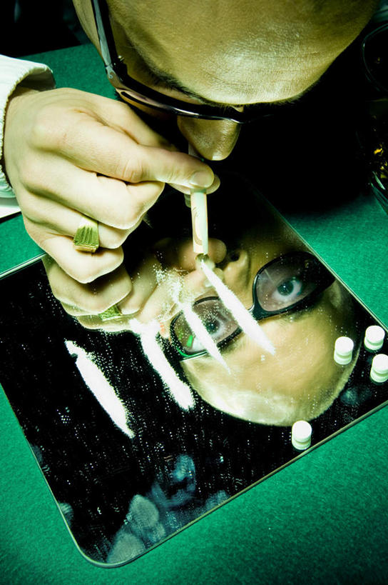 西方人,一个人,站,竖图,俯视,室内,白天,爱情,餐桌,镜子,桌子,玻璃,欧洲,欧洲人,仅一个男性,仅一个人,仅一个中年男性,弯腰,握,阴影,服装,装饰,光线,墨镜,眼镜,影子,浪漫,拿,拿着,注视,休闲装,玻璃制品,装饰品,衣服,倒影,戒指,饰品,首饰,太阳镜,太阳眼镜,观察,看,站着,休闲服,遮阳镜,恩爱,握着,服饰,餐台,观看,华丽,修饰,信物,点缀,镜像,毒品,察看,可卡因,倒映,权利,镜面,关注,吮吸,弯身,衬托,美观,雅致,雅观,手饰,反照,福寿膏,男人,男性,中年男性,白种人,站立,半身,彩图,高角度拍摄