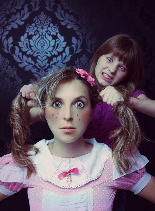 西方人,脸,头,眼睛,脸颊,眉毛,睫毛,一个人,站,竖图,室外,白天,正面,游戏,玩具,欧洲,欧洲人,瞳孔,仅一个年轻女性,仅一个女性,仅一个人,握,服装,生气,斑点,墙,拿,玩,拿着,注视,休闲装,娱乐,墙壁,墙面,衣服,蓝色,观察,站着,休闲,辫子,休闲服,抓,益智,握着,愤怒,眼部,服饰,观看,活动,咬牙切齿,察看,雀斑,发怒,发泄,关注,消遣,智力,情绪,脾气,忿怒,怨恨,强烈,宣泄,雀瘢,激动,年轻女性,女人,女性,白种人,头部,睫,脸部,脸蛋,眉,面部,眼,眼睫毛,眼眉,玩耍,嬉戏,站立,半身,彩图,眼眉毛