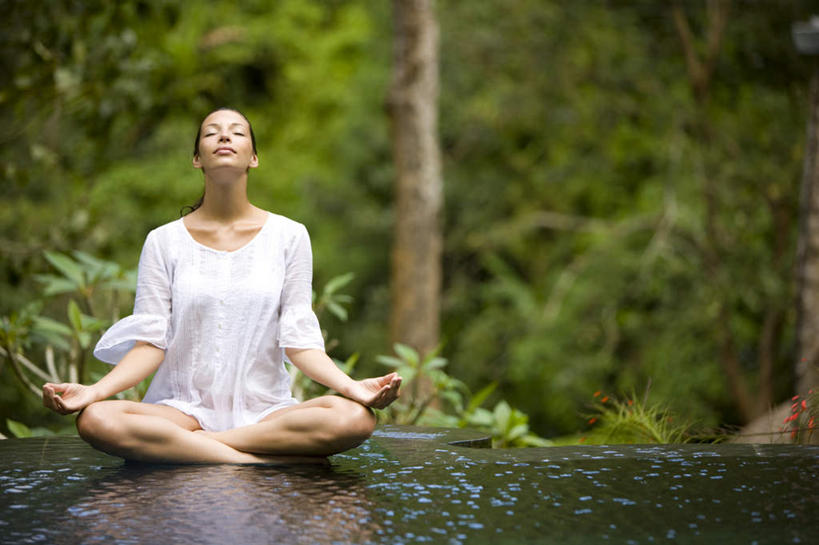 西方人,一个人,坐,闭眼,盘腿,横图,室外,白天,正面,锻炼,瑜伽,运动,树林,植物,欧洲,欧洲人,双手,仅一个年轻女性,仅一个女性,仅一个人,阴影,服装,模糊,光线,影子,摊开,休闲装,树,树木,衣服,绿色,阳光,休闲服,养生,服饰,生长,成长,含糊,恍惚,模胡,依稀,隐约,放开,体育,年轻女性,女人,女性,白种人,闭眼睛,闭着眼,闭着眼睛,盘腿而坐,盘膝,盘着腿的,盘着腿坐,双腿交叉,坐着,彩图,全身,健身