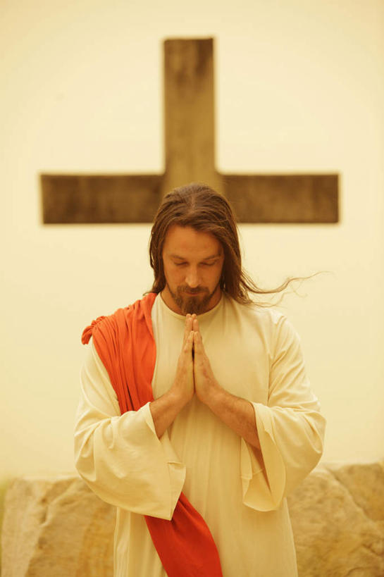 西方人,一个人,站,竖图,室外,白天,正面,尘卷,沙尘暴,欧洲,欧洲人,仅一个男性,仅一个人,仅一个中年男性,节日,朦胧,模糊,围绕,光线,十字架,祝福,尘埃,文化,虔诚,一个,黄色,阳光,低头,祈祷,双手合十,站着,健康,许愿,宗教,信仰,缭绕,单个,纪念,祈求,灰尘,尘土,基督,基督教,天主教,感谢,耶稣,旋绕,合十礼,合掌礼,救世主,合十,莲华合掌,感恩,垂头,萦绕,基利斯督,弥赛亚,默西亚,回绕,平安,男人,男性,中年男性,白种人,尘暴,尘卷风,小尘暴,站立,半身,彩图