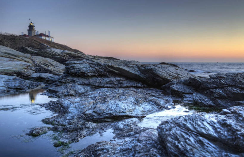 无人,横图,室外,白天,正面,旅游,度假,海浪,海洋,美景,日落,道路,美国,波纹,信息,景观,浪花,晚霞,霞光,落日,灯塔,交通,涟漪,方向,娱乐,水纹,自然,海水,黄昏,波浪,享受,休闲,景色,彩霞,放松,引导,指引,北美,北美洲,罗得岛,自然风光,美洲,海景,罗德岛,水晕,北亚美利加洲,亚美利加洲,罗得岛州,海洋之州,航标,夕照,大海,风浪,海,海水的波动,近岸浪,涌浪,夕阳,彩图,导航,斜阳