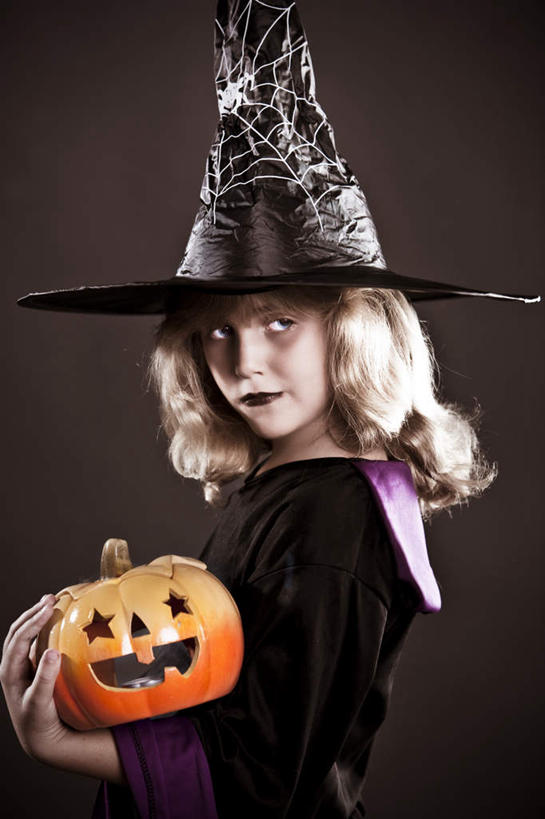 西方人,儿童,脸,头,脸颊,一个人,站,竖图,室内,白天,侧面,纯洁,南瓜,蔬菜,帽子,照明,欧洲,欧洲人,仅一个女性,仅一个人,戴,握,纸质,节日,庆祝,新鲜,装饰,长袍,灯光,金瓜,食品,拿,拿着,扭头,注视,文化,生日帽,镂空,番瓜,灯,食物,小孩,黑色,灯具,观察,看,站着,转头,仅一个小孩,庆典,南瓜灯,万圣节,可爱,童年,童趣,握着,摄影,有机食品,绿色食品,影棚,褐色背景,观看,纪念,华丽,修饰,麦瓜,倭瓜,照亮,点缀,戴着,察看,小丑帽,恐怖,照明设备,关注,童真,烂漫,无邪,沉默,三角帽,狂欢帽,派对帽,聚会帽,纸帽,不祥,悲哀,衬托,美观,雅致,雅观,中间色,镂刻,消亡,罪恶,天真,女孩,女人,女性,白种人,孩子,头部,脸部,脸蛋,面部,站立,半身,彩图,影棚拍摄,拍摄,女生