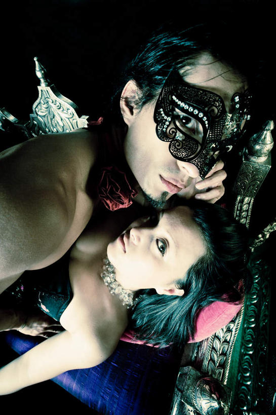 东方人,两个人,站,抱,竖图,俯视,室内,白天,裙子,爱情,项链,椅子,亚洲,连衣裙,装饰,面具,浪漫,注视,黄种人,裸露,装饰品,黑色,抹胸,饰品,首饰,观察,看,站着,温暖,温馨,恩爱,恋人,赤裸,抱着,观看,华丽,修饰,点缀,和睦,察看,搂着,恐怖,关注,裸,沉默,不祥,悲哀,衬托,美观,雅致,雅观,抹胸裙,中间色,消亡,罪恶,男人,男性,年轻男性,年轻女性,女人,女性,亚洲人,情侣,怀抱,搂,搂抱,抬头,相抱,仰头,拥抱,站立,半身,彩图,高角度拍摄,伴侣,融洽