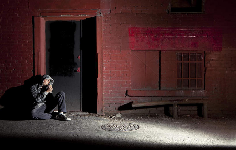 西方人,一个人,家,蹲,横图,室外,夜晚,正面,寂寞,道路,路,欧洲,欧洲人,仅一个男性,仅一个人,服装,房屋,墙,屋子,小路,交通,扭头,注视,休闲装,楼房,墙壁,墙面,住宅,仅一个年轻男性,衣服,观察,看,转头,休闲,休闲服,服饰,观看,察看,关注,悲哀,悲痛,悲恸,孤单,男人,男性,年轻男性,白种人,蹲着,彩图,全身,房子