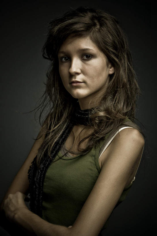 西方人,一个人,站,双手交叉,竖图,室内,白天,正面,寂寞,欧洲,欧洲人,仅一个年轻女性,仅一个女性,仅一个人,黑色背景,服装,注视,休闲装,衣服,黑色,观察,看,站着,休闲,休闲服,摄影,服饰,影棚,观看,察看,双手抱胸,关注,悲哀,悲痛,悲恸,孤单,年轻女性,女人,女性,白种人,长发,站立,半身,彩图,影棚拍摄,拍摄