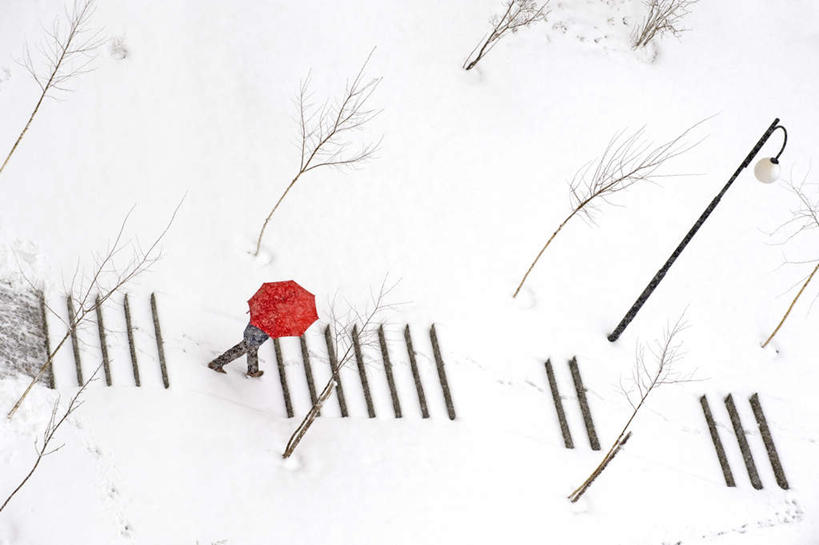 西方人,一个人,走,横图,俯视,室外,白天,雪,大雪,楼梯,道路,路,路灯,照明,欧洲,欧洲人,仅一个年轻女性,仅一个女性,仅一个人,握,服装,伞,雨伞,阶梯,积雪,雪景,冬季,冬天,小路,灯光,交通,拿,拿着,休闲装,阳伞,台阶,灯,衣服,休闲,休闲服,寒冷,握着,服饰,照亮,照明设备,严寒,年轻女性,女人,女性,白种人,步行,散步,走路,彩图,高角度拍摄,全身