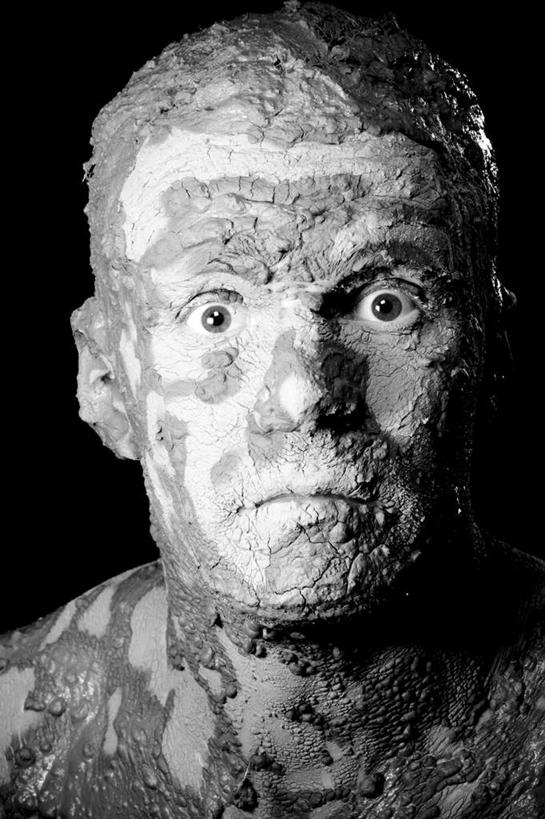 西方人,一个人,竖图,室内,特写,白天,正面,欧洲,欧洲人,仅一个男性,仅一个人,阴影,黑色背景,艺术,龟裂,反射,影子,手工艺品,注视,文化,仅一个年轻男性,工艺品,观察,看,摄影,肮脏,影棚,观看,察看,粘土,高雅,恐怖,关注,可怕,邋遢,手工艺,自信心,品位,可骇,龌龊,污秽,恐惧,男人,男性,年轻男性,白种人,半身,彩图,影棚拍摄,拍摄