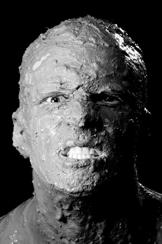 西方人,一个人,竖图,室内,特写,白天,正面,欧洲,欧洲人,仅一个男性,仅一个人,阴影,黑色背景,生气,艺术,龟裂,反射,影子,手工艺品,注视,文化,仅一个年轻男性,工艺品,观察,看,愤怒,摄影,肮脏,影棚,观看,察看,粘土,高雅,恐怖,发怒,关注,情绪,脾气,可怕,邋遢,忿怒,怨恨,手工艺,强烈,自信心,品位,可骇,龌龊,污秽,激动,恐惧,男人,男性,年轻男性,白种人,半身,彩图,影棚拍摄,拍摄