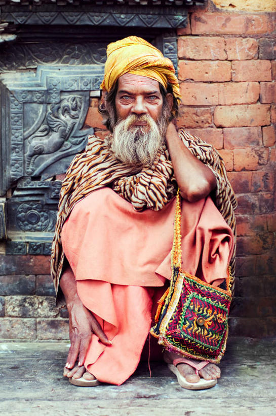 西方人,一个人,坐,竖图,室外,白天,正面,欧洲,印度,欧洲人,仅一个男性,仅一个人,阴影,光线,影子,墙,注视,墙壁,墙面,拾荒者,粉色,黄色,阳光,观察,看,仅一个老年男性,砖头,乞丐,观看,察看,关注,南亚,乞讨,印度共和国,叫花子,叫化子,法衣,老年男性,男人,男性,白种人,坐着,彩图,全身,僧衣