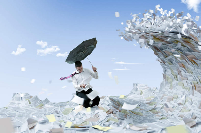 西方人,一个人,商务人士,商务男性,站,横图,室外,白天,正面,衬衫,欧洲,欧洲人,仅一个男性,仅一个人,仅一个中年男性,一把,许多,撑,套装,漂浮,飘扬,材料,档案,伞,文件,雨伞,遮阳伞,纸,很多,飘落,注视,阳伞,蓝色,绿色,蓝天,天空,资料,天,观察,看,站着,晴朗,观看,下沉,察看,撑着,关注,灾难,文档,降落,商务装,工薪阶层,万里无云,飘零,灾祸,众多,男人,男性,中年男性,白种人,白领,上班族,晴空,晴空万里,屈膝,站立,彩图,全身,衬衣,灾害