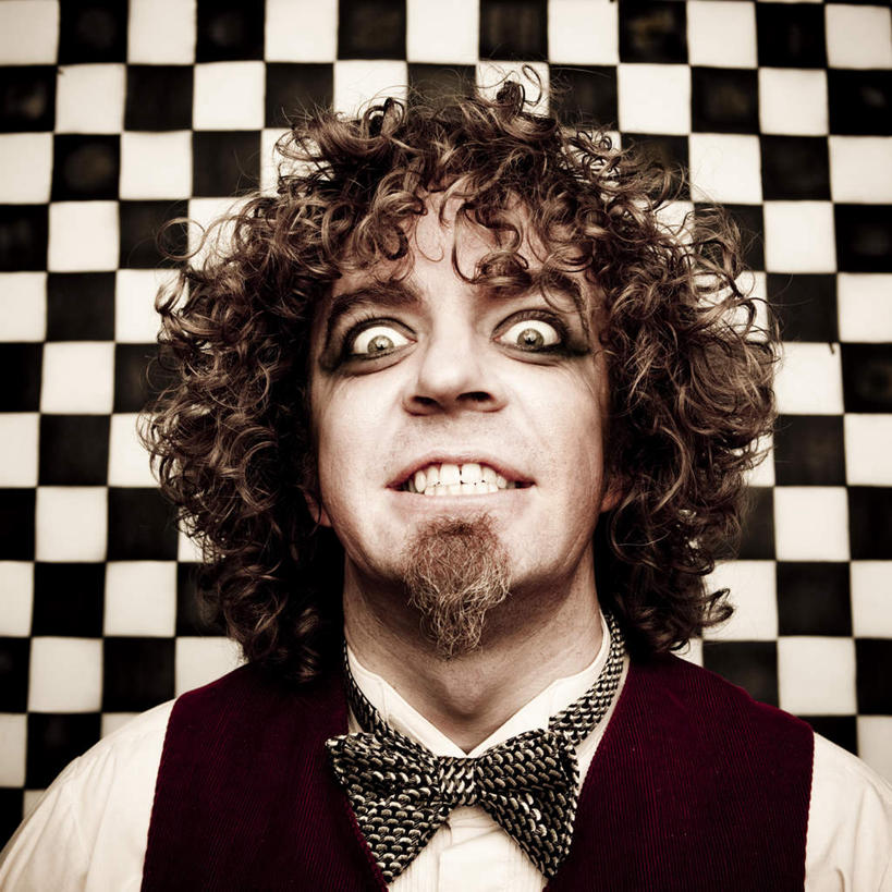 西方人,脸,头,脸颊,牙齿,一个人,站,方图,室内,特写,白天,正面,欧洲,欧洲人,仅一个男性,仅一个人,阴影,服装,装饰,反射,领结,影子,墙,注视,休闲装,墙壁,墙面,仅一个年轻男性,衣服,观察,看,站着,张嘴,休闲,休闲服,眼影,服饰,观看,狰狞,华丽,修饰,点缀,察看,关注,张大嘴巴,衬托,美观,雅致,雅观,男人,男性,年轻男性,白种人,头部,齿,脸部,脸蛋,面部,牙,牙龈,张开嘴,站立,半身,彩图