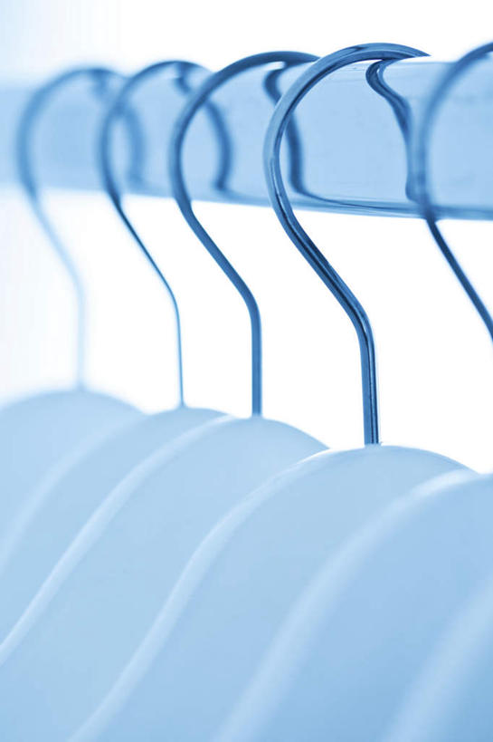 无人,竖图,室内,特写,白天,正面,柜子,静物,一排,吊挂,悬挂,阴影,朦胧,模糊,整齐,反射,木制,影子,挂,排列,夹子,木制品,衣橱,队列,衣夹,更衣橱,彩图