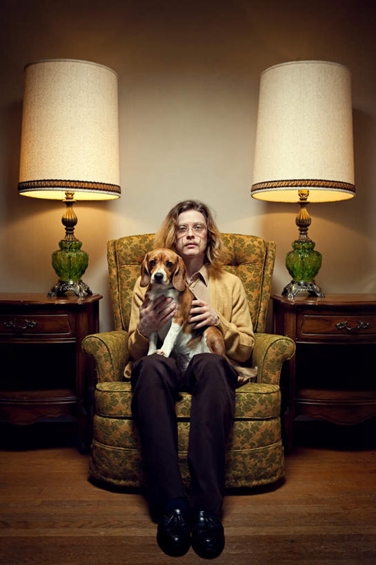 西方人,手,一个人,坐,竖图,室内,白天,正面,地板,沙发,台灯,宠物,狗,照明,欧洲,欧洲人,仅一个男性,仅一个人,仅一个中年男性,服装,眼镜,墙,灯光,地面,注视,休闲装,木地板,墙壁,墙面,灯,一只,衣服,动物,灯具,观察,看,休闲,手部,休闲服,可爱,服饰,抱着,观看,照亮,察看,照明设备,关注,近视眼镜,布艺沙发,忠诚,男人,男性,中年男性,白种人,犬,坐着,彩图,全身,小猎犬