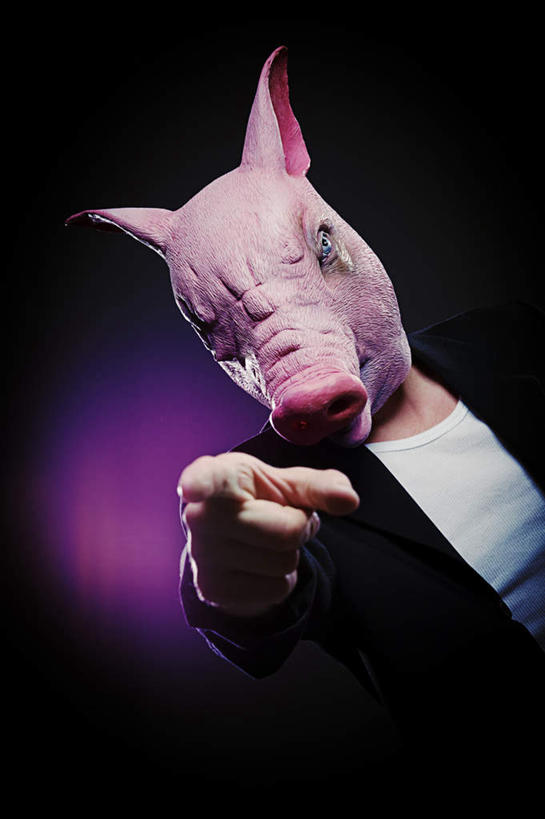 西方人,脸,头,脸颊,一个人,商务人士,商务男性,站,举,竖图,室内,白天,正面,衬衫,欧洲,欧洲人,仅一个男性,仅一个人,指,黑色背景,套装,面具,注视,仅一个年轻男性,观察,看,托,站着,摄影,影棚,观看,察看,关注,商务装,猪头,工薪阶层,男人,男性,年轻男性,白种人,头部,脸部,脸蛋,面部,白领,上班族,举起,举手,举着,向上举,向上伸,向上托,站立,半身,彩图,影棚拍摄,衬衣,拍摄