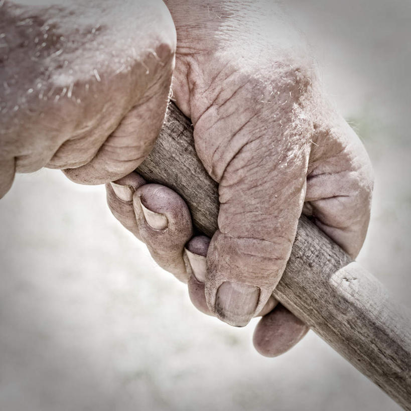 西方人,手,皱纹,一个人,方图,俯视,室内,特写,白天,欧洲,欧洲人,仅一个男性,仅一个人,握,阴影,朦胧,模糊,光线,影子,拿,拿着,阳光,仅一个老年男性,手部,握着,木棍,老年男性,男人,男性,白种人,半身,彩图,高角度拍摄