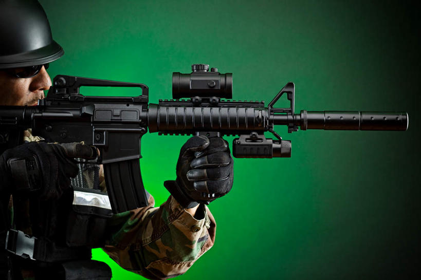 西方人,一个人,站,横图,室内,白天,正面,制服,帽子,欧洲,欧洲人,仅一个男性,仅一个人,士兵,握,绿色背景,阴影,光线,枪,头盔,影子,灯光,拿,拿着,仅一个年轻男性,安全帽,站着,握着,摄影,影棚,瞄准,男人,男性,年轻男性,白种人,站立,半身,彩图,影棚拍摄,拍摄