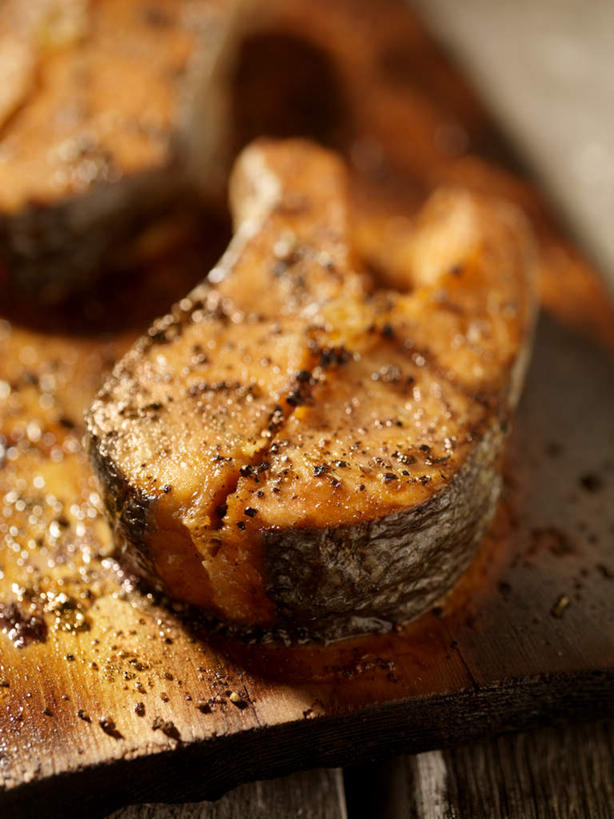 无人,竖图,俯视,室内,特写,白天,烧烤,静物,阴影,朦胧,模糊,光线,影子,肉,鱼肉,烤架,烤肉,肉类,阳光,铁架,肉食,彩图,高角度拍摄