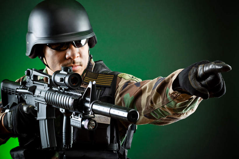 西方人,一个人,站,举,横图,室内,白天,侧面,制服,安全,帽子,欧洲,欧洲人,仅一个男性,仅一个人,握,指,墨镜,头盔,眼镜,防护,拿,拿着,注视,仅一个年轻男性,安全帽,手套,太阳镜,太阳眼镜,观察,看,托,站着,遮阳镜,握着,摄影,影棚,观看,保护,军人,察看,指着,武士,关注,保险,来福枪,部队,军队,保全,周全,安稳,安定,防护手套,甲士,平安,男人,男性,年轻男性,白种人,举起,举手,举着,向上举,向上伸,向上托,站立,半身,彩图,影棚拍摄,拍摄