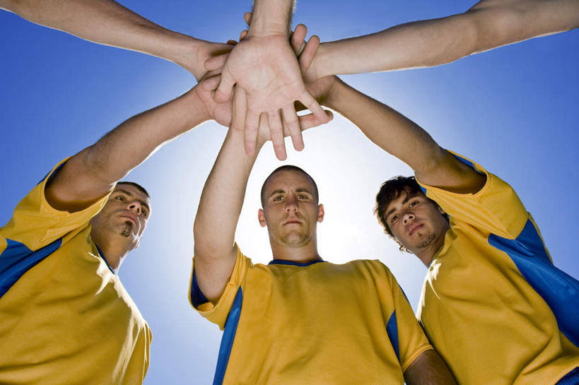 西方人,伙伴,朋友,横图,室外,白天,仰视,球衣,友谊,欧洲,欧洲人,许多人,注视,蓝色,蓝天,天空,天,观察,看,一群人,晴朗,观看,察看,关注,万里无云,友情,男人,男性,年轻男性,白种人,晴空,晴空万里,半身,彩图,低角度拍摄