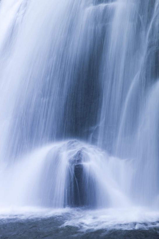 无人,竖图,室外,白天,正面,旅游,度假,礁石,石头,美景,瀑布,水,溪流,飞溅,清澈,溅,透明,石子,液体,景观,水滴,娱乐,水珠,拍照,蓝色,白色,自然,溪水,享受,休闲,景色,放松,摄影,清爽,卫生,喷洒,清新,自然风光,纯真,洁净,理智,沉静,荡涤,洗濯,光明,恬静,中间色,朴素,清白,冷色,高深,冷淡,明澈,清彻,清亮,跌水,礁,石块,岩石,清洗,彩图