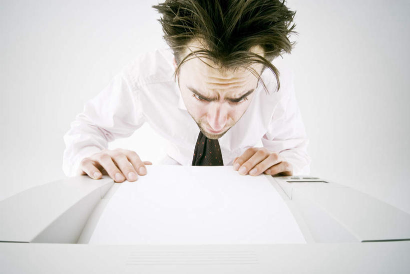 西方人,一个人,商务人士,商务男性,横图,室内,白天,白色背景,正面,衬衫,打印机,欧洲,欧洲人,仅一个男性,仅一个人,套装,材料,档案,文件,办公用品,注视,仅一个年轻男性,资料,皱眉,凝视,摄影,影棚,烦恼,办公设备,文档,商务装,凝望,工薪阶层,输出设备,谛视,男人,男性,年轻男性,白种人,白领,上班族,半身,彩图,影棚拍摄,衬衣,拍摄,打印