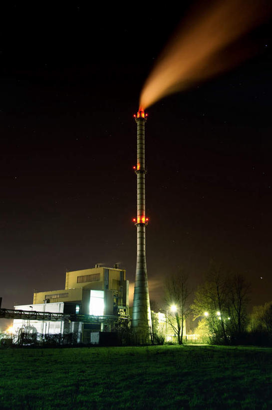 无人,工厂,竖图,室外,夜晚,正面,旅游,度假,烟囱,美景,环保,景观,烟雾,娱乐,蓝色,蓝天,天空,自然,天,享受,休闲,景色,放松,能源,晴朗,回收,资源,自然风光,利用,低碳,循环,万里无云,持续,空气污染,晴空,晴空万里,彩图,工地,制造厂,二氧化碳