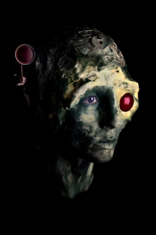 西方人,脸,头,脸颊,一个人,竖图,室内,特写,白天,正面,化妆,欧洲,欧洲人,仅一个女性,仅一个人,黑色背景,注视,红色,观察,看,仅一个中年女性,摄影,影棚,观看,怪异,察看,宝石,恐怖,关注,可骇,扮装,独特,独眼,恐惧,女人,女性,中年女性,白种人,头部,脸部,脸蛋,面部,半身,彩图,影棚拍摄,化装,拍摄