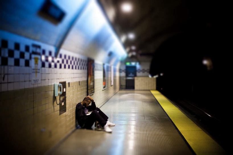 西方人,一个人,坐,横图,室外,白天,侧面,地铁,路灯,车站,照明,欧洲,欧洲人,仅一个男性,仅一个人,灯光,站台,轨道交通,月台,灯,仅一个年轻男性,黄色,靠,靠着,倚靠,期待,等待,等候,照亮,倚着,照明设备,警戒线,守候,移轴,男人,男性,年轻男性,白种人,坐着,彩图,全身,地铁机动车,地下铁,轻轨