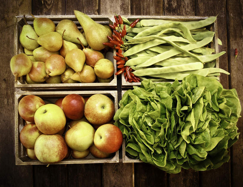 无人,横图,俯视,室内,白天,植物,苹果,梨,豆,辣椒,蔬菜,水果,一堆,堆叠,堆积,新鲜,木制,木盒,豆类,豆子,莴苣,莴笋,生食,食品,果实,食物,木制品,容器,香梨,有机食品,绿色食品,储藏,堆,储存,豆科,辣角,红海椒,大椒,辣虎,广椒,香笋,千金菜,赤花蔓豆,红花菜豆,看花豆,生梨,辣子,红辣椒,海椒,番椒,彩图,高角度拍摄,贮存