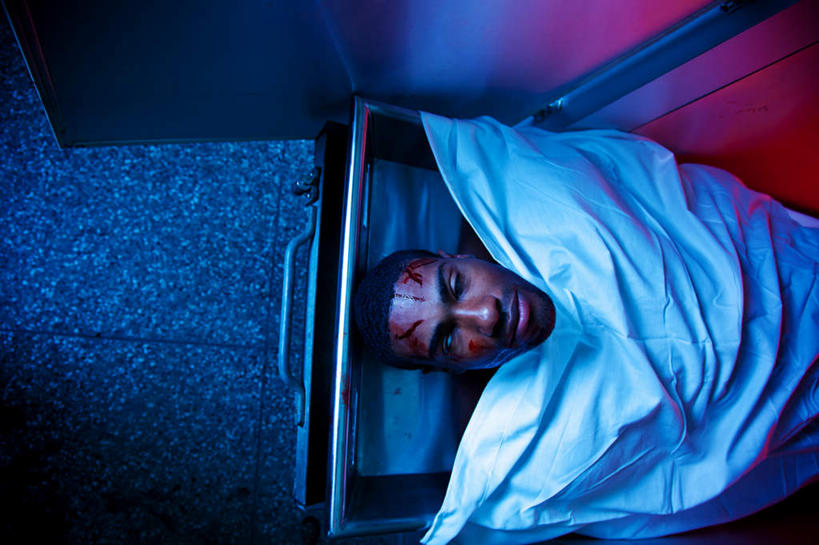 西方人,一个人,横图,俯视,室内,白天,床,金属制品,欧洲,非洲,黑人,欧洲人,仅一个男性,仅一个人,阴影,光线,血,金属,瓷砖,地砖,影子,灯光,床单,地面,被子,仅一个年轻男性,红色,血液,单人床,尸体,怪异,死亡,被单,殒命,灭亡,尸身,遗体,独特,太平间,男人,男性,年轻男性,非洲人,半身,彩图,高角度拍摄