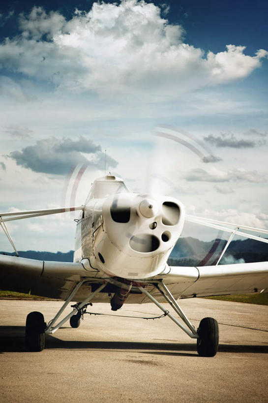 无人,机场,竖图,室外,白天,正面,太阳,飞机,飞机场,阴影,光线,影子,云,云朵,螺旋桨,交通,云彩,旋转,航空,蓝色,白云,蓝天,天空,阳光,停机坪,交通工具,天,运输,一架,晴朗,迅速,客机,敏捷,载具,疾速,晴空,彩图