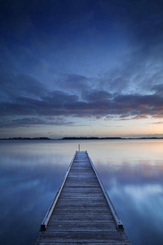 无人,码头,竖图,室外,白天,正面,旅游,度假,湖,湖泊,美景,日落,水,欧洲,荷兰,一排,许多,阴影,整齐,平静,光线,木制,木板,影子,湖面,景观,水流,水面,晚霞,霞光,云,云朵,落日,桥,木桥,云彩,娱乐,栈桥,排列,蓝色,白云,蓝天,天空,阳光,自然,黄昏,木制品,湖水,天,享受,休闲,景色,彩霞,安静,放松,晴朗,人行桥,木板桥,宁静,西欧,队列,静谧,自然风光,镇静,冷静,沉静,荷兰王国,尼德兰王国,安祥,僻静,清静,太平,夕照,船埠,晴空,夕阳,彩图,斜阳