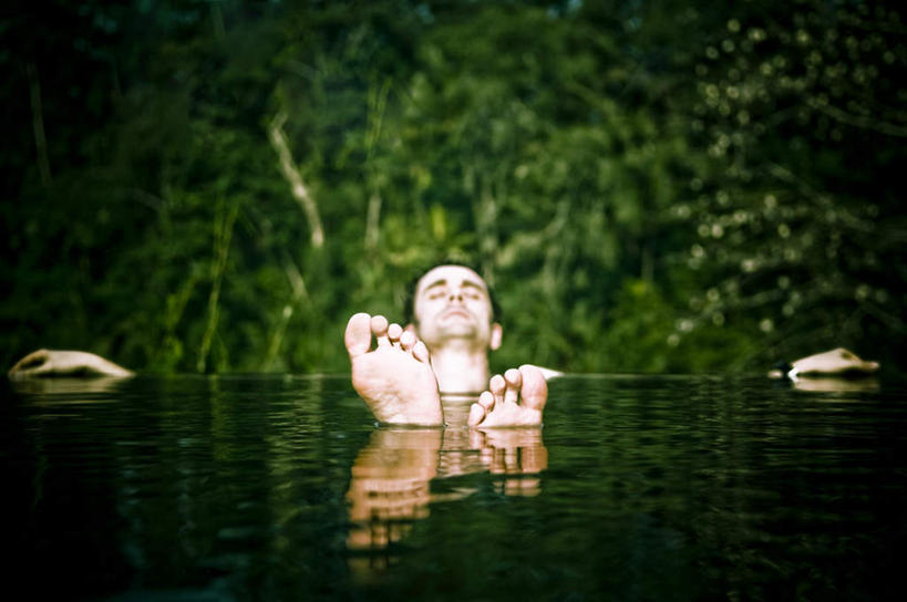 游泳,西方人,脚,脚趾,脚趾甲,一个人,游泳池,躺,闭眼,横图,室外,白天,正面,旅游,度假,美景,水,植物,欧洲,欧洲人,仅一个男性,仅一个人,景观,水池,水面,双脚,娱乐,泳池,树,树木,仅一个年轻男性,绿色,自然,享受,休闲,景色,放松,生长,成长,自然风光,卧着,男人,男性,年轻男性,白种人,脚指甲,闭眼睛,闭着眼,闭着眼睛,躺着,卧,半身,彩图