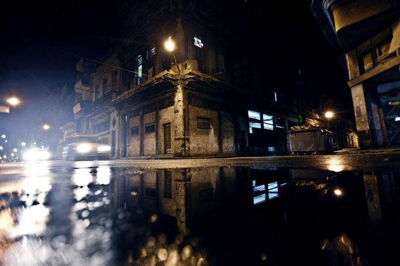 无人,横图,室外,夜晚,正面,度假,美景,城市风光,城市,道路,街道,路,公路,汽车,照明,古巴,阴影,朦胧,模糊,光线,影子,景观,灯光,交通,首都,娱乐,车,灯,天空,灯具,交通工具,天,驾驶,行驶,享受,休闲,景色,放松,潮湿,操纵,照亮,控制,北美,北美洲,照明设备,载具,美洲,操控,哈瓦那,前照灯,前大灯,车前灯,北亚美利加洲,亚美利加洲,把持,湿润,古巴共和国,水坑,马路,彩图,暗中