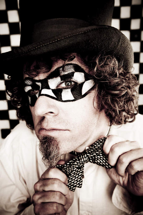 西方人,脸,头,脸颊,头发,一个人,站,竖图,室内,特写,白天,正面,工作服,制服,化妆,壁纸,帽子,欧洲,欧洲人,仅一个男性,仅一个人,仅一个中年男性,握,套装,方格,领结,注视,礼帽,一只,白色,黑色,观察,看,站着,眼罩,打结,握着,摄影,影棚,观看,察看,关注,一顶,工作制服,扮装,男人,男性,中年男性,白种人,头部,卷发,脸部,脸蛋,面部,墙纸,站立,半身,彩图,影棚拍摄,工作套服,礼服,化装,拍摄