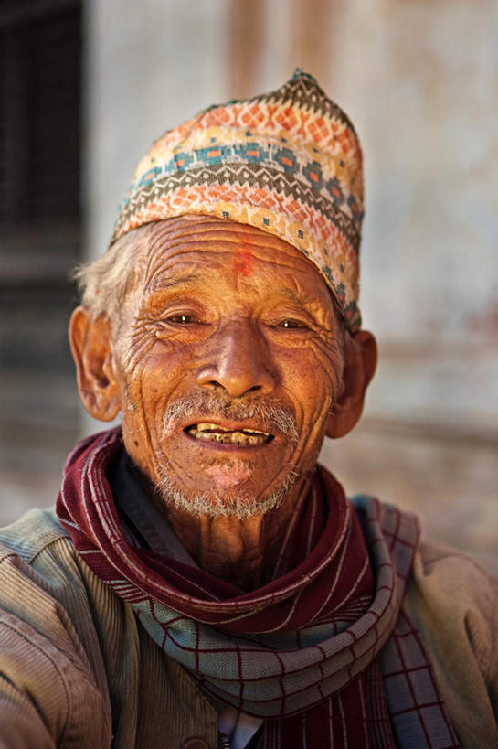 东方人,脸,头,脸颊,皱纹,胡须,一个人,坐,笑,微笑,露齿笑,竖图,室外,特写,白天,正面,帽子,亚洲,仅一个男性,仅一个人,阴影,服装,朦胧,模糊,装饰,光线,影子,墙,注视,休闲装,黄种人,墙壁,墙面,老人,衣服,阳光,围巾,观察,看,仅一个老年男性,休闲,温暖,休闲服,服饰,围脖,观看,保暖,华丽,点缀,察看,御寒,关注,无边帽,衬托,美观,雅致,雅观,白叟,老年男性,男人,男性,亚洲人,头部,胡子,小胡子,脸部,脸蛋,面部,坐着,半身,彩图