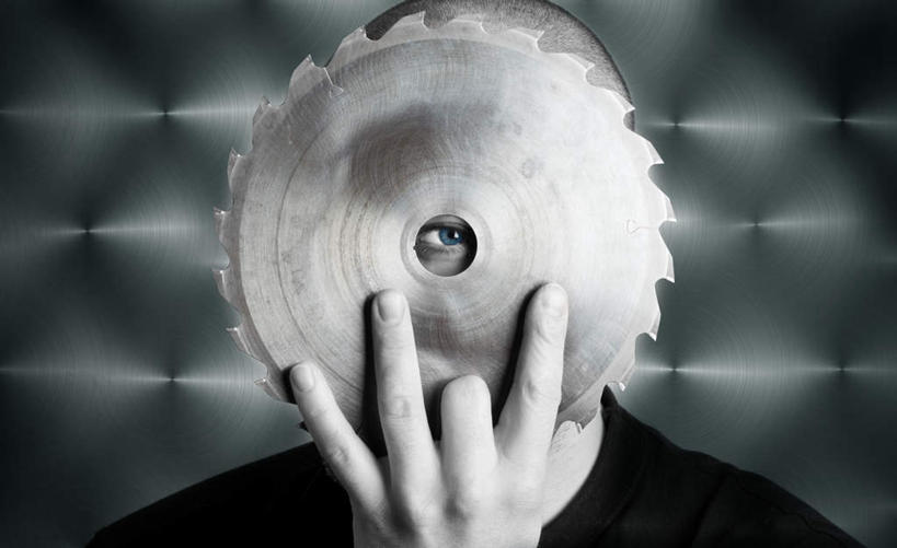 西方人,手,一个人,站,举,横图,室内,白天,正面,金属制品,欧洲,欧洲人,仅一个男性,仅一个人,握,阴影,服装,朦胧,模糊,光线,金属,工具,影子,拿,拿着,注视,休闲装,仅一个年轻男性,衣服,观察,看,托,站着,休闲,手部,休闲服,握着,服饰,观看,锯子,察看,电锯,切割,关注,锯齿,锯,动力锯,男人,男性,年轻男性,白种人,举起,举手,举着,向上举,向上伸,向上托,站立,半身,彩图,割