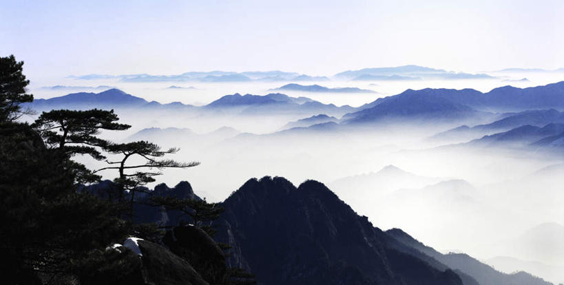 无人,横图,室外,白天,正面,旅游,度假,华山,石头,美景,山,山脉,树林,植物,雾,阴影,朦胧,模糊,光线,石子,影子,景观,山峰,云,云朵,山峦,云彩,娱乐,树,树木,蓝色,绿色,白云,蓝天,天空,阳光,自然,群山,天,享受,休闲,景色,放松,生长,晴朗,成长,迷雾,自然风光,奇险天下第一山,西岳,西岳华山,石块,岩石,大雾,晴空,彩图