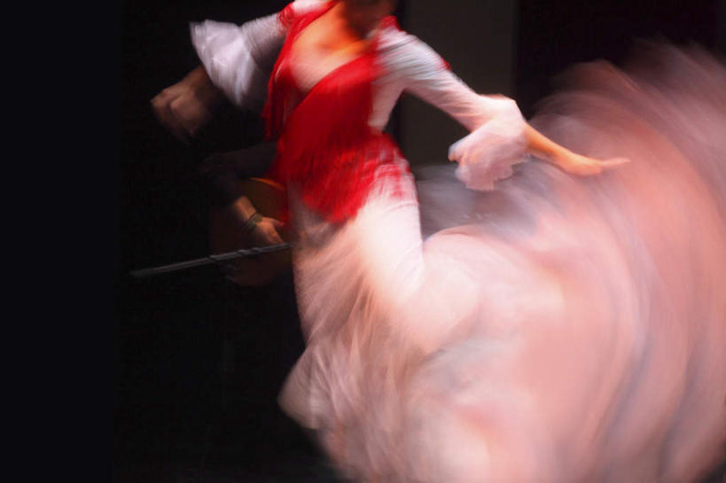 西方人,一个人,跳舞者,跳,伸展双臂,横图,室内,白天,正面,民族服装,跳舞,欧洲,狂欢节,欧洲人,仅一个年轻女性,仅一个女性,仅一个人,朦胧,模糊,注视,观察,看,观看,察看,关注,舞姿,年轻女性,女人,女性,白种人,舞蹈家,舞蹈演员,舞者,敞开双臂,伸开双臂,跳跃,展开双肩,张开手臂,张开双臂,半身,彩图,传统服装,民俗服,舞蹈,弗拉明戈舞