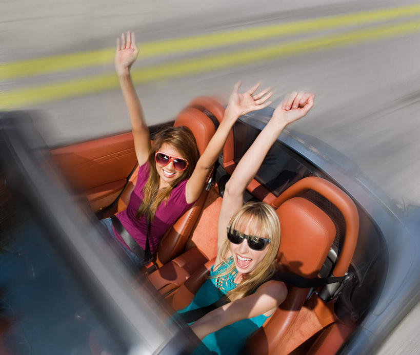 西方人,两个人,伙伴,朋友,坐,伸展双臂,笑,大笑,横图,俯视,室外,白天,兴奋,友谊,道路,路,公路,汽车,欧洲,欧洲人,服装,欢呼,朦胧,模糊,墨镜,眼镜,交通,跑车,注视,休闲装,车,衣服,太阳镜,太阳眼镜,交通工具,观察,驾驶,看,行驶,张嘴,同学,休闲服,金色,遮阳镜,服饰,观看,操纵,快速,控制,察看,喝彩,关注,载具,敞篷跑车,张大嘴巴,操控,哈哈大笑,快捷,把持,疾速,倏地,友情,年轻女性,女人,女性,白种人,长发,马路,张开嘴,敞开双臂,伸开双臂,展开双肩,张开手臂,张开双臂,坐着,半身,彩图,高角度拍摄,高兴,狂笑