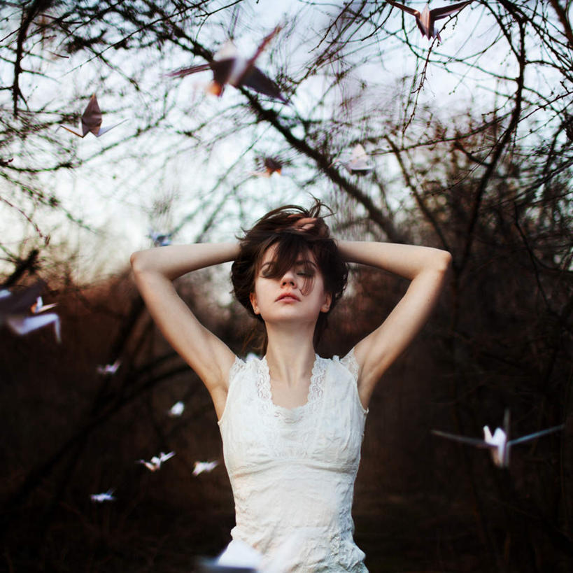 西方人,一个人,站,举,闭眼,方图,室外,白天,侧面,植物,欧洲,欧洲人,双手,仅一个年轻女性,仅一个女性,仅一个人,抱头,阴影,服装,朦胧,模糊,艺术,光线,影子,折纸,纸艺,手工艺品,枝条,千纸鹤,休闲装,文化,树,树木,树枝,衣服,阳光,纸鹤,工艺品,托,站着,思考,休闲服,服饰,散发,高雅,工艺折纸,自信心,品位,思虑,捧首,捧头,虬枝,枝杈,年轻女性,女人,女性,白种人,闭眼睛,闭着眼,闭着眼睛,举起,举手,举着,向上举,向上伸,向上托,站立,半身,彩图