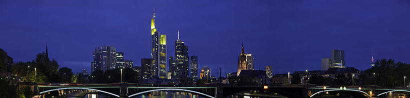 无人,高楼大厦,教堂,横图,全景,室外,夜晚,正面,旅游,度假,植物,窗户,门,标志建筑,大桥,大厦,地标,建筑,立交桥,摩天大楼,桥梁,德国,欧洲,阴影,节日,光线,影子,墙,屋顶,高架,斜拉桥,桥,灯光,顶棚,文化,娱乐,建设,玻璃窗,墙壁,墙面,树,树木,绿色,自然,门框,楼宇,祈祷,享受,休闲,健康,旅游胜地,放松,许愿,宗教,信仰,生长,成长,纪念,祈求,西欧,信念,德意志联邦共和国,法兰克福,法兰克福市,黑森州,法兰克福大教堂,平安,彩图,大教堂,大楼,高层建筑,高楼,礼拜堂,摩天楼