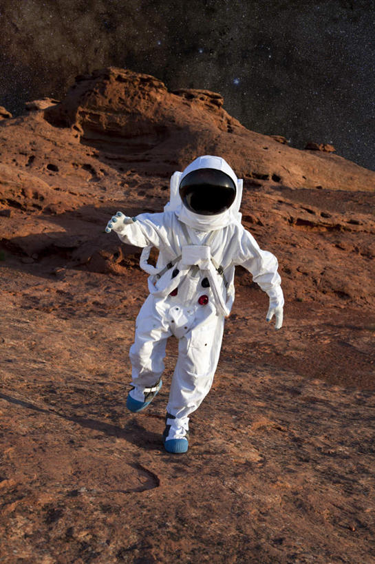 西方人,一个人,宇航员,走,竖图,室内,白天,正面,探险,神秘,数码,宇宙,科技,欧洲,欧洲人,仅一个男性,仅一个人,阴影,宇航服,飞船,光线,科学,太空,太空船,网络,星球,头盔,影子,光,星云,高光,几何,计算机图形,合成,仅一个年轻男性,行走,阳光,自然,探索,太阳系,星系,发现,电脑合成图,数码合成图,火星,天体,太空服,银河系,宇宙飞船,星体,天文学,外太空,写实,具体,具象,男人,男性,年轻男性,白种人,步行,散步,走路,彩图,全身