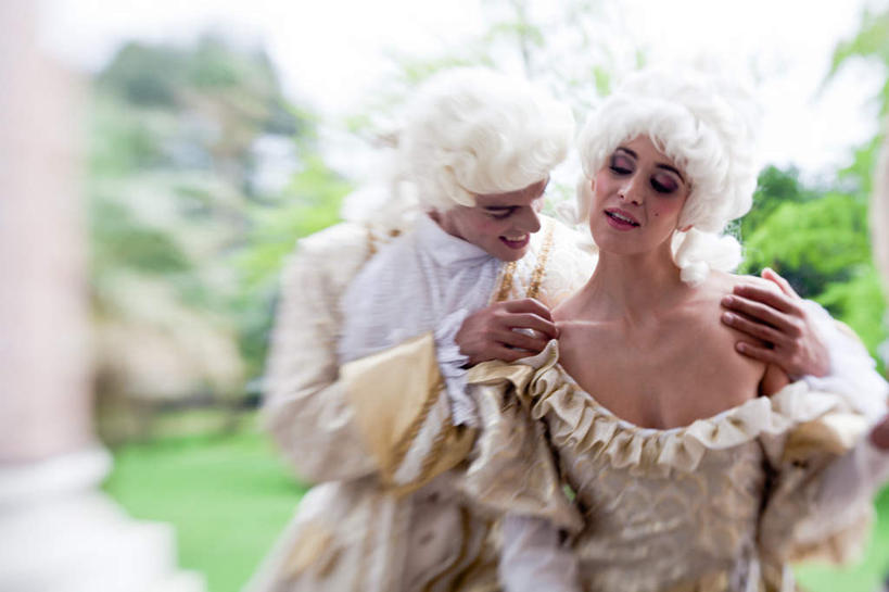 西方人,两个人,夫妻,走,抱,笑,微笑,露齿笑,横图,室外,白天,正面,民族服装,爱情,草地,草坪,植物,欧洲,欧洲人,阴影,服装,朦胧,模糊,光线,影子,古典,浪漫,注视,文化,传统,草,树,树木,衣服,绿色,阳光,自然,观察,看,亲昵,恩爱,激情,亲密,亲热,恋人,服饰,生长,成长,抱着,观看,古装,察看,搂着,关注,暧昧,亲切,韵味,密切,乳沟,男人,男性,年轻男性,年轻女性,女人,女性,白种人,夫妇,情侣,步行,搂,搂抱,散步,走路,半身,彩图,传统服装,民俗服,伴侣