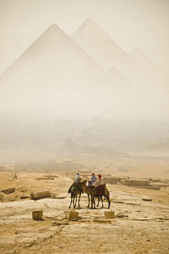 西方人,三个人,竖图,室外,白天,正面,旅游,度假,名胜古迹,雾,地标,野生动物,欧洲,欧洲人,三只,朦胧,模糊,遗迹,三角形,古迹,历史,文物,娱乐,古建筑,骆驼,动物,享受,休闲,旅游胜地,金字塔,放松,运输,迷雾,陵墓,古文明,沙漠之舟,古代七大奇迹,方锥形,双峰骆驼,男人,男性,年轻男性,白种人,大雾,彩图,全身,标志性建筑