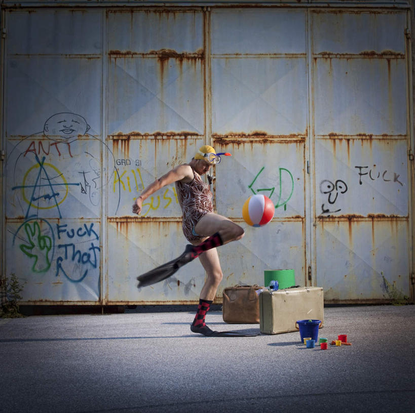 西方人,一个人,站,横图,彩色,室外,白天,侧面,抽象,泳装,比基尼,绘画,欧洲,欧洲人,仅一个男性,仅一个人,仅一个中年男性,踢,艺术,彩绘,图案,艺术品,古典,抬腿,注视,文化,一只,充气球,工艺品,观察,看,品味,站着,概念,观看,美术,察看,高雅,关注,美学,图文,男人,男性,中年男性,白种人,站立,彩图,全身,三点式,泳衣,涂鸦