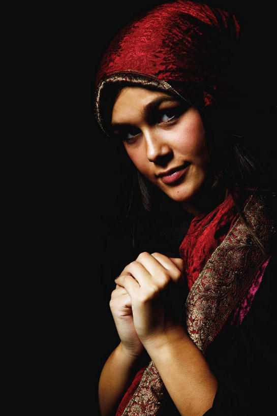 西方人,一个人,站,笑,微笑,竖图,室内,白天,侧面,民族服装,欧洲,欧洲人,仅一个年轻女性,仅一个女性,仅一个人,黑色背景,服装,节日,古典,扭头,注视,文化,传统,衣服,观察,看,祈祷,站着,转头,健康,抱拳,许愿,摄影,宗教,服饰,信仰,影棚,观看,纪念,礼节,古装,祈求,察看,基督教,关注,天主教,礼仪,韵味,平安,年轻女性,女人,女性,白种人,站立,半身,彩图,影棚拍摄,传统服装,民俗服,拍摄