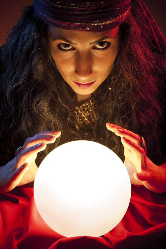 西方人,一个人,举,竖图,室内,特写,白天,正面,欧洲,欧洲人,仅一个年轻女性,仅一个女性,仅一个人,阴影,梦幻,透明,发光,反射,光束,影子,水晶,光亮,注视,一个,观察,看,托,球体,水晶球,单个,观看,察看,未来,关注,发亮,巫师,憧憬,算命,预测,年轻女性,女人,女性,白种人,长发,举起,举手,举着,向上举,向上伸,向上托,半身,彩图,五指张开